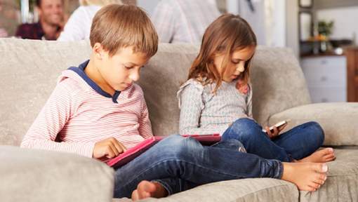 ‘Kinderen krijgen bochel van smartphone’